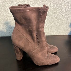Women’s heeled ankle boots, grey size 8.5.